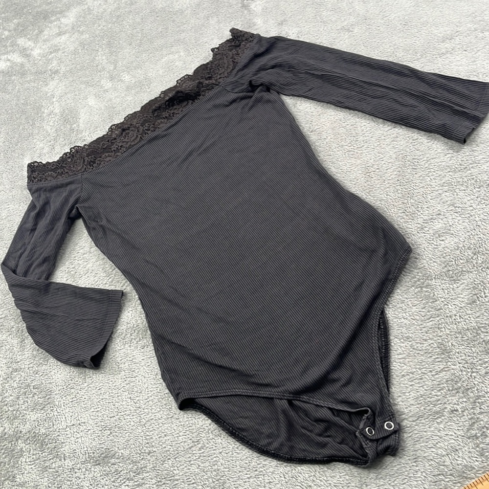 American Eagle Soft & Sexy Rib M Off the Shoulder Rib Long Sleeve Bodysuit